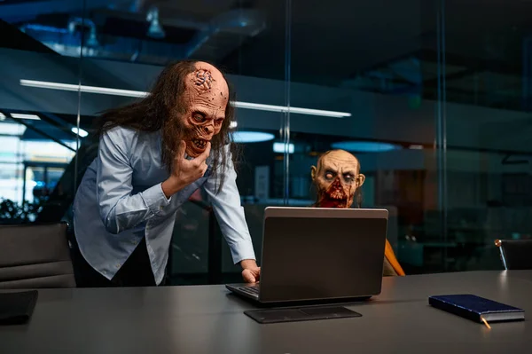 Empleados Zombis Buscando Portátil Hablando Oficina Nocturna Monstruo Muertos Vivientes — Foto de Stock