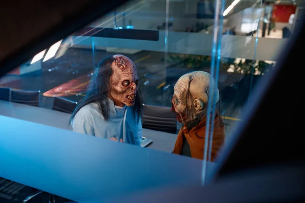 Fula Zombie Monster Anställda Natt Kontor Styrelserum Overhead View Samarbeta — Stockfoto