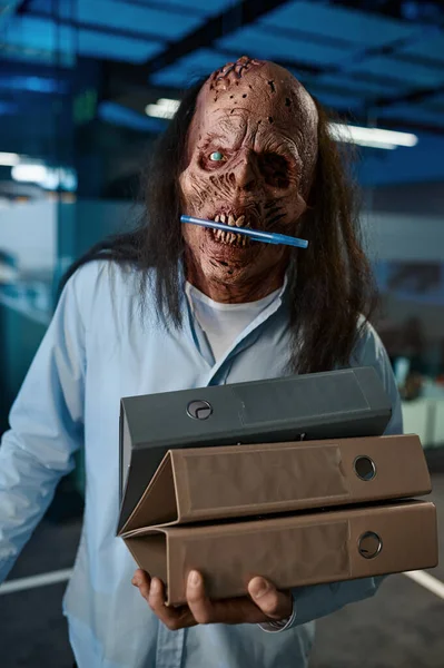 Zombie Empleado Que Lleva Carpeta Carpeta Carpeta Pila Trabajador Oficina — Foto de Stock