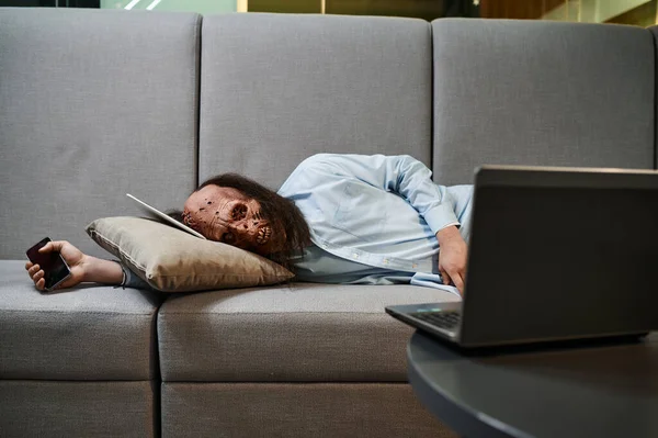 Impiegato Zombie Oberato Lavoro Che Dorme Sul Divano Ufficio Stanco — Foto Stock