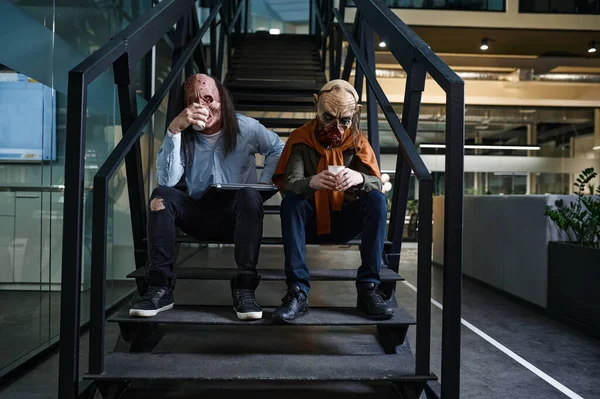 Zombie Pracownicy Omawiający Projekt Online Pozywa Laptopa Rozmowy Siedzi Schodach — Zdjęcie stockowe