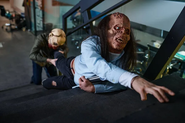 Lelijke Griezelige Zombie Arbeiders Vechten Kantoor Trap Wedstrijd Competitie Rivaliteit — Stockfoto