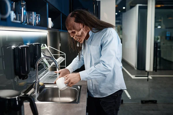 Przerażający Pracownik Zombie Myjący Kubek Zlewie Czas Lunchu Przerwa Kawę — Zdjęcie stockowe