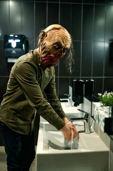 Portret Van Een Zombie Kantoormedewerker Die Handen Wast Wastafel Van — Stockfoto