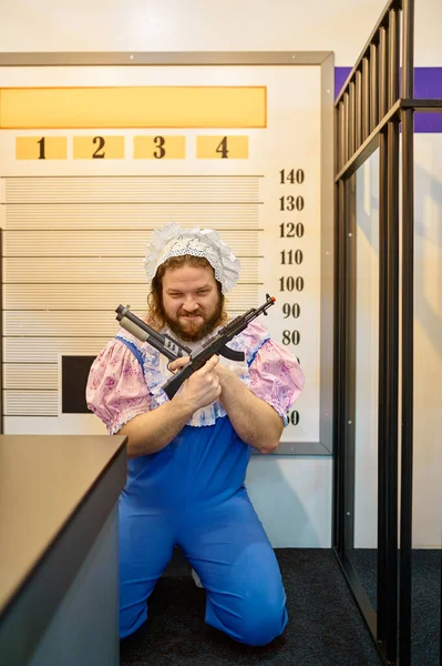 Grappige Baby Man Crimineel Poseren Met Wapen Speelkamer Politiebureau — Stockfoto