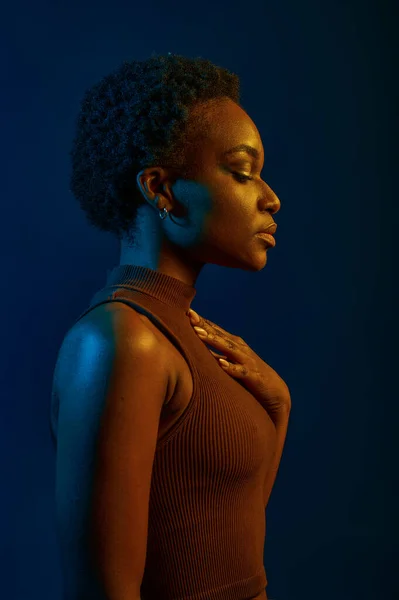 Νεαρή Γυναίκα Πλευρά Άποψη Σκούρο Φόντο Νέον Μπλε Φως Στούντιο — Φωτογραφία Αρχείου