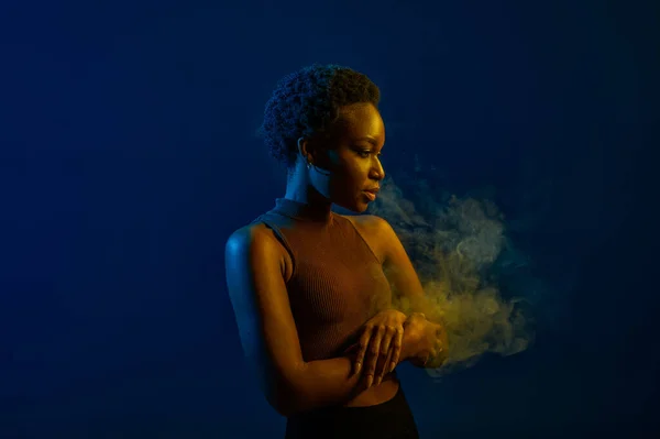 Retrato Mulher Soprando Cachos Fumaça Boca Sobre Fundo Escuro Estúdio — Fotografia de Stock