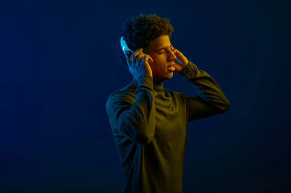 Знімок Серйозного Молодого Чоловіка Навушниках Плечах Темному Студійному Фоні — стокове фото