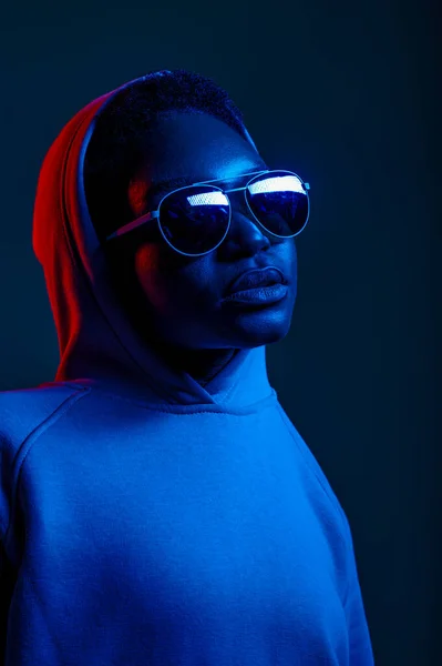 Retrato Mulher Hipster Casual Óculos Sol Capa Suéter Sobre Fundo — Fotografia de Stock