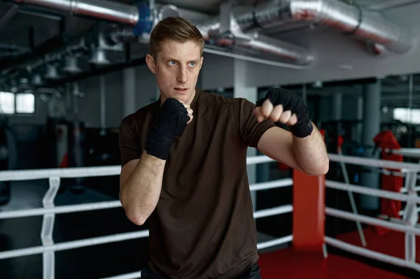 Boxeador Luchador Profesional Con Abrigo Vendaje Mano Perforación Aire Anillo —  Fotos de Stock