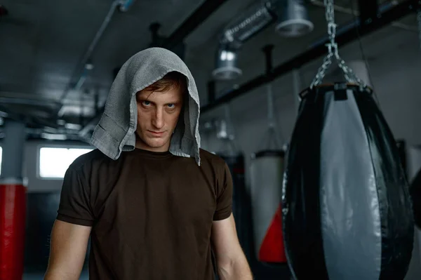 Boxer Professionnel Avec Serviette Sur Tête Transpirant Regardant Fatigué Portrait — Photo
