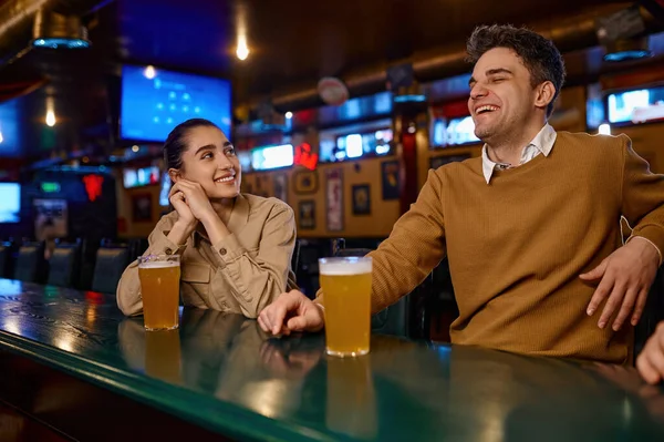 Gli Amici Felici Che Bevono Birra Pub Godono Una Bella — Foto Stock
