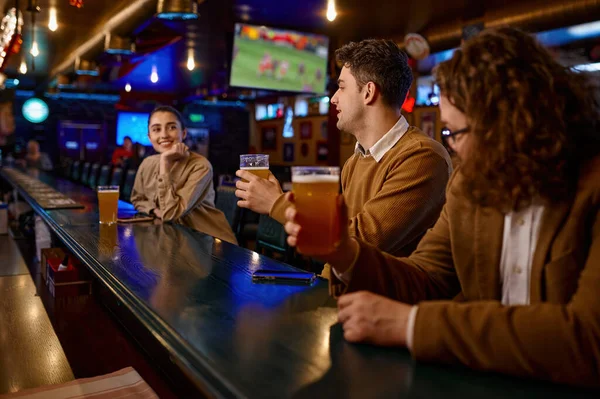 Νεαροί Άντρες Φίλοι Φλερτάρουν Γυναίκα Στο Μπαρ Άνθρωποι Πίνουν Ποτά — Φωτογραφία Αρχείου