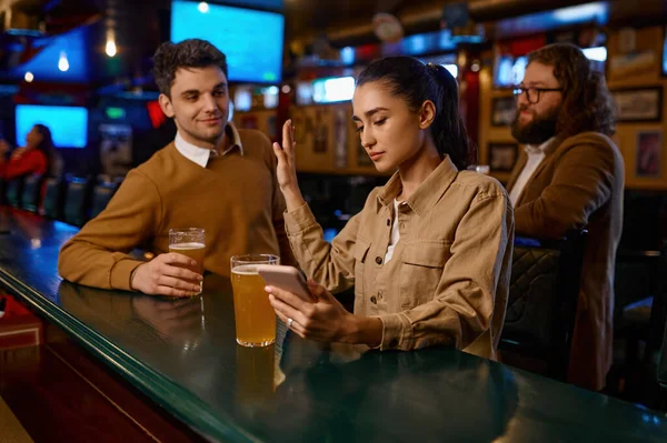 Giovane Donna Utilizzando Smartphone Seduto Bancone Del Bar Respingere Uomo — Foto Stock