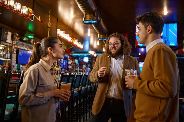 Des Amis Joyeux Qui Parlent Boire Bière Pub Les Jeunes — Photo