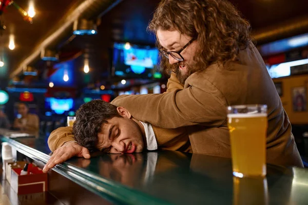 年轻的醉汉在酒吧打架 愤怒的足球观众冲突 好斗的人在体育酒吧里吵架 — 图库照片
