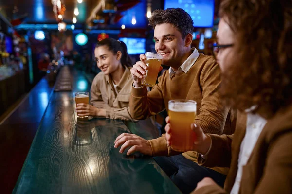 Счастливые Друзья Отдыхают Разговаривают Баре Группа Возбужденных Людей Пьющих Пиво — стоковое фото