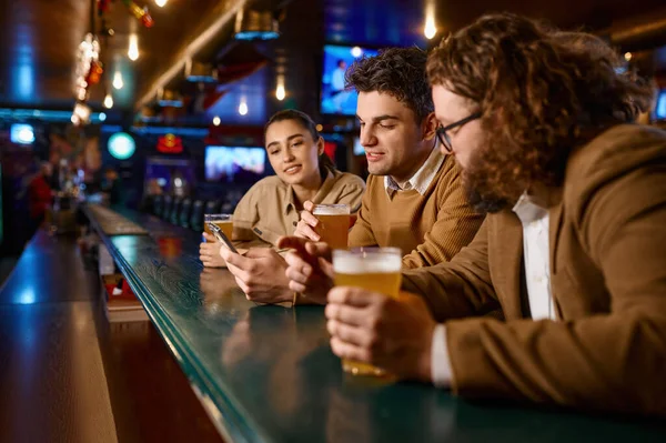 Amigos Descansam Bar Desportivo Sexta Feira Concentra Jovem Beber Cerveja — Fotografia de Stock