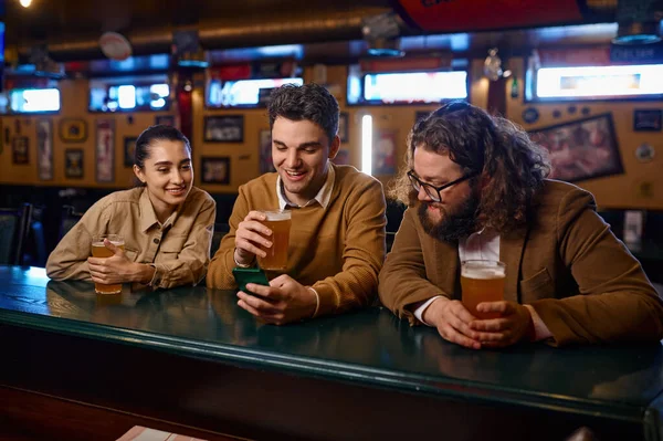 Amici Che Divertono Seduti Bancone Del Bar Nel Pub Giovani — Foto Stock