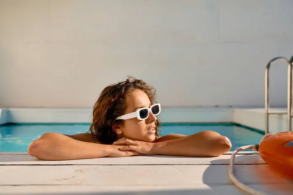 Portrét Módní Ženy Slunečními Brýlemi Bazénu Lounge Relaxační Čas Party — Stock fotografie