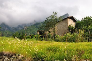 Dağlar'ın fırtınalı gökte