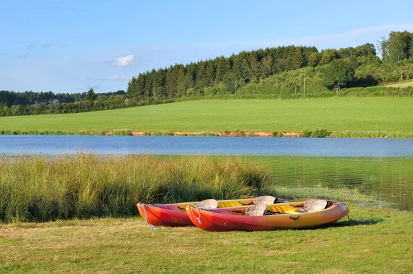 Canoas en el lago — Foto de Stock