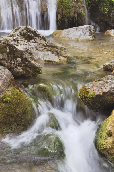 Cascada fluyendo a lo largo de un valle —  Fotos de Stock