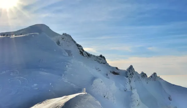 Montanha no inverno com sol — Fotografia de Stock