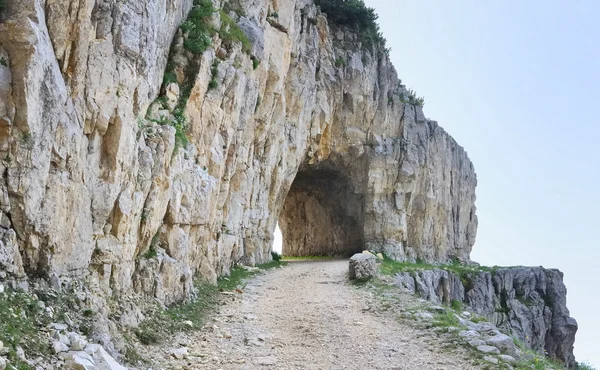 Przecina szlak górski — Zdjęcie stockowe