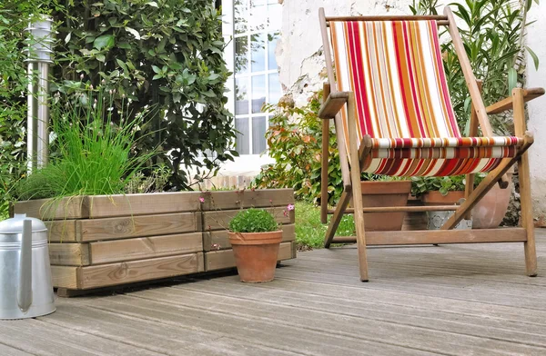 Lettino su terrazza in legno — Foto Stock