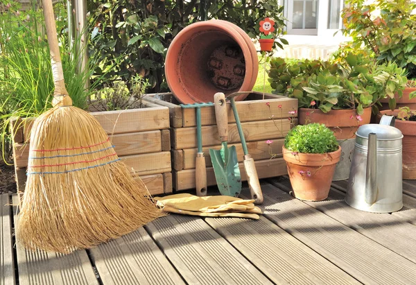 Verschillende accessoires op houten dek — Stockfoto