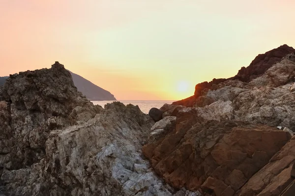 Sunset over cliff — Stok fotoğraf