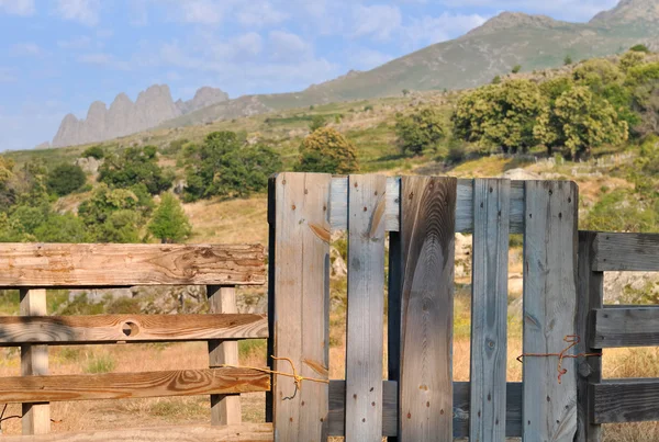 Valla en frente paisaje de montaña — Foto de Stock