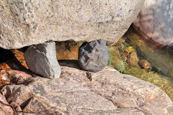 Two stones wedged — Stock Photo, Image