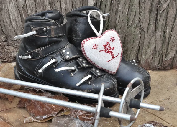 Ancient ski boots — 图库照片