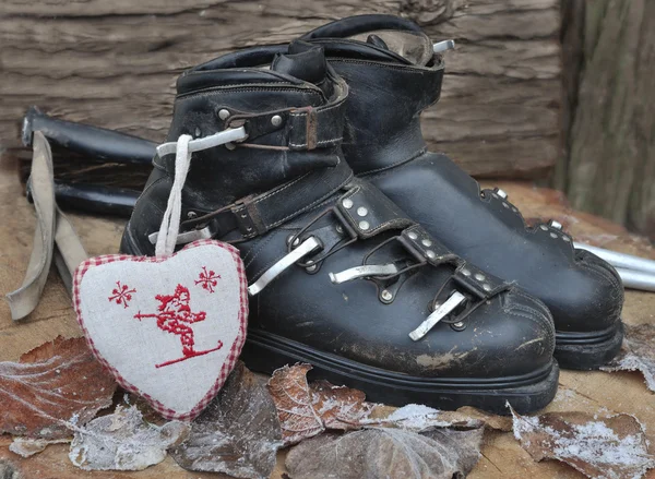 Старые лыжные ботинки — стоковое фото