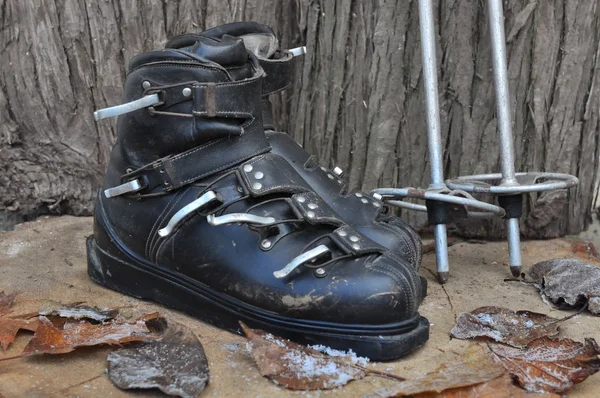 Oude laarzen en Polen ski — Stockfoto