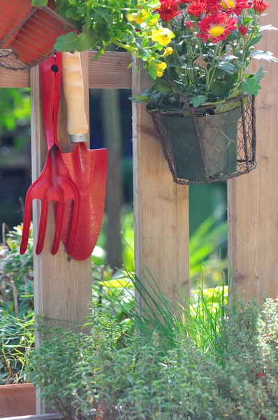 Hulpmiddelen en bloempotten — Stockfoto