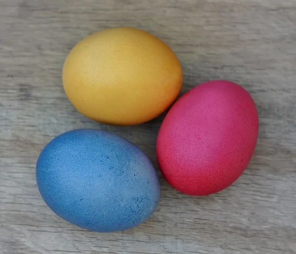 Пасхальные яйца на деревянной доске — стоковое фото