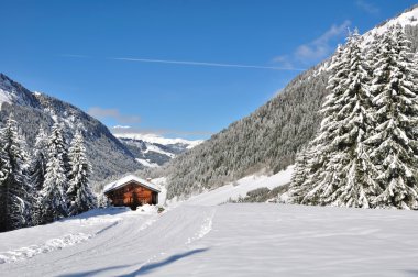 dağlarda yazlık nestled