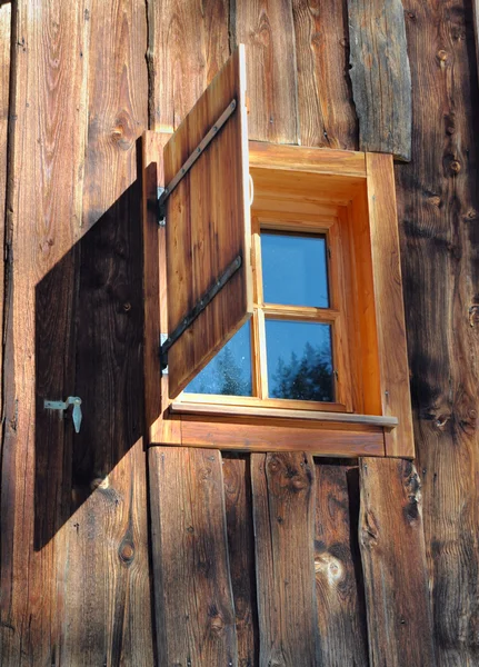 Fenster auf einem Holzhaus — Stockfoto