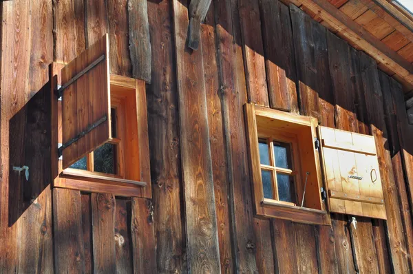 Windows op houten huisje — Stockfoto