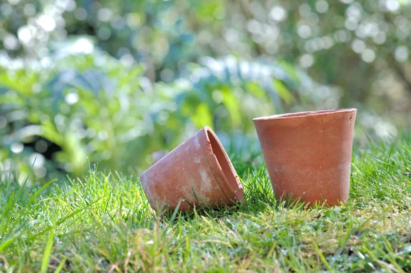 Vecchie pentole in terracotta in giardino — Foto Stock