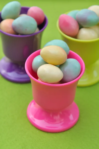 Huevos de Pascua en copas de huevo — Foto de Stock