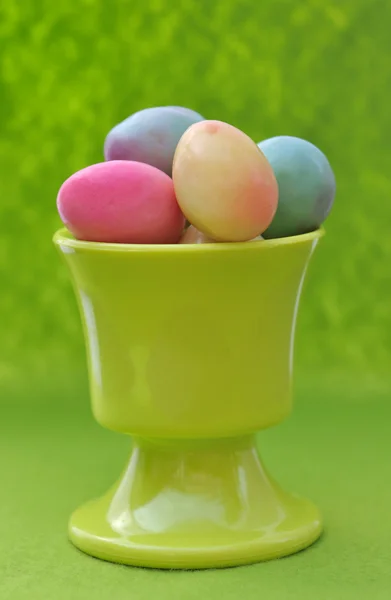 Huevos de Pascua en taza de huevo — Foto de Stock