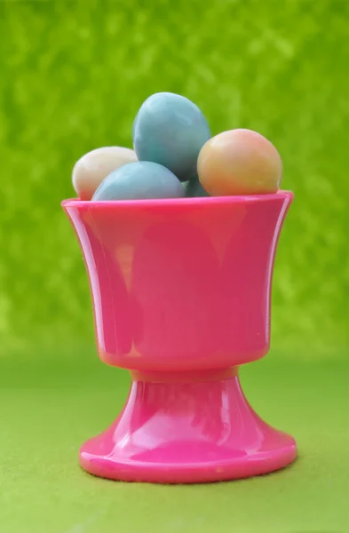 Huevos de Pascua en taza de huevo —  Fotos de Stock