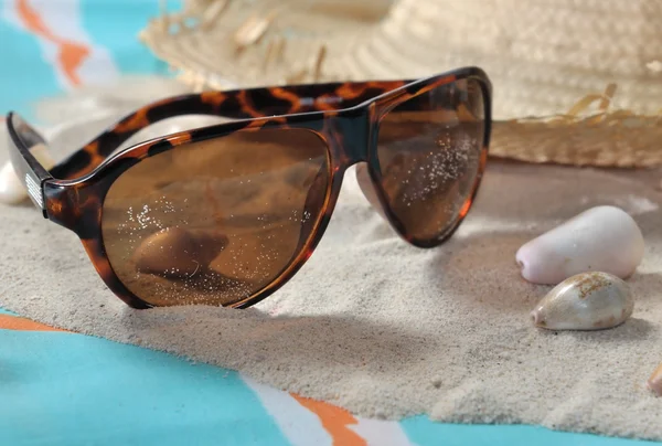 Sonnenbrille auf dem Sand — Stockfoto