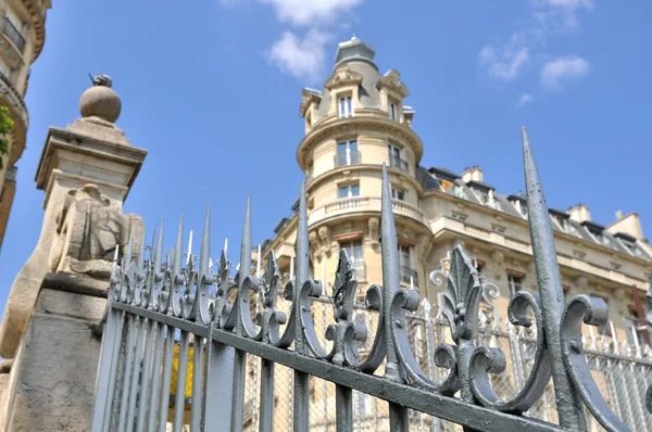 Protection grid in uptown Paris — Stock Photo, Image