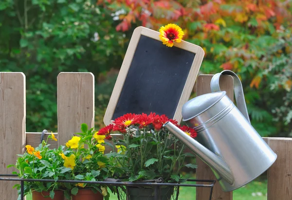 Ardoise dans le jardin pour message — Photo