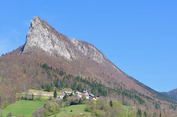 Village at the foot of a rocky peak (France) — Stock Photo, Image